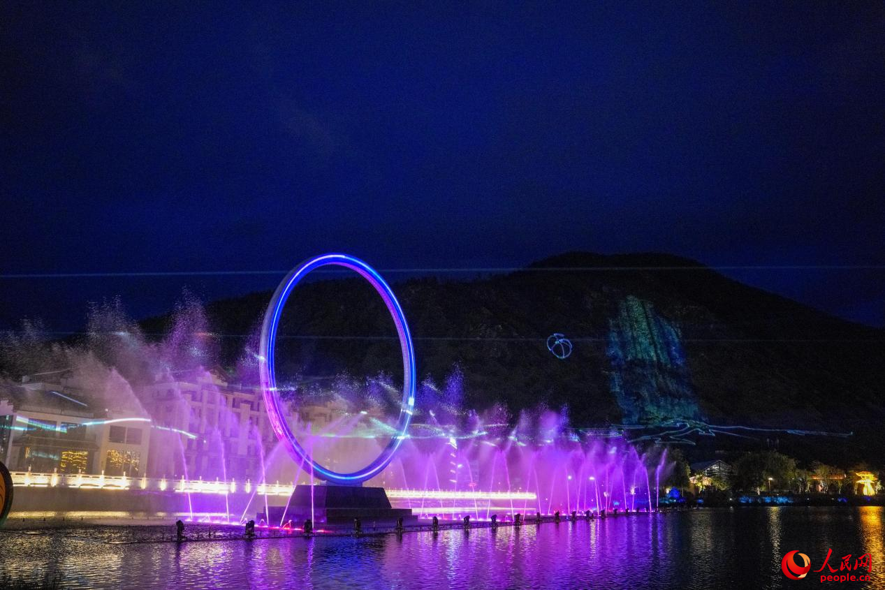 西藏林芝市民族團(tuán)結(jié)廣場音樂噴泉。人民網(wǎng)記者 趙晨攝