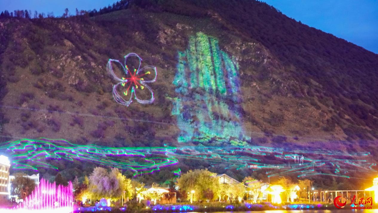 西藏林芝市民族團(tuán)結(jié)廣場燈光秀舞動(dòng)。人民網(wǎng)記者 趙晨攝