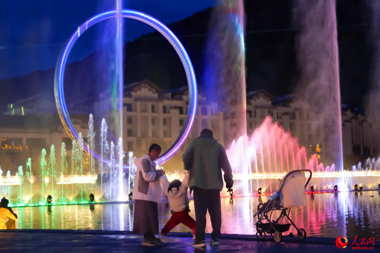 居民在西藏林芝市民族團(tuán)結(jié)廣場上玩耍。人民網(wǎng)記者 趙晨攝