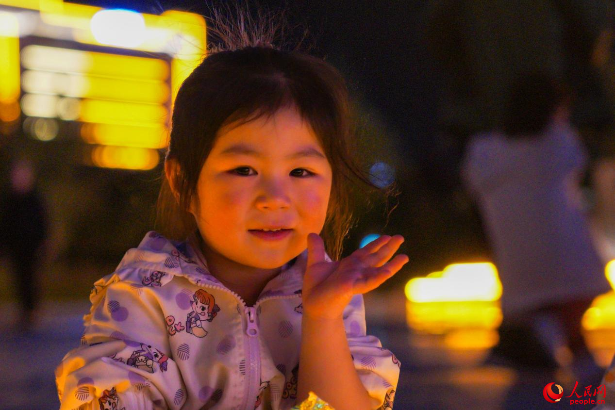 西藏林芝市民族團(tuán)結(jié)廣場上的兒童。人民網(wǎng)記者 趙晨攝