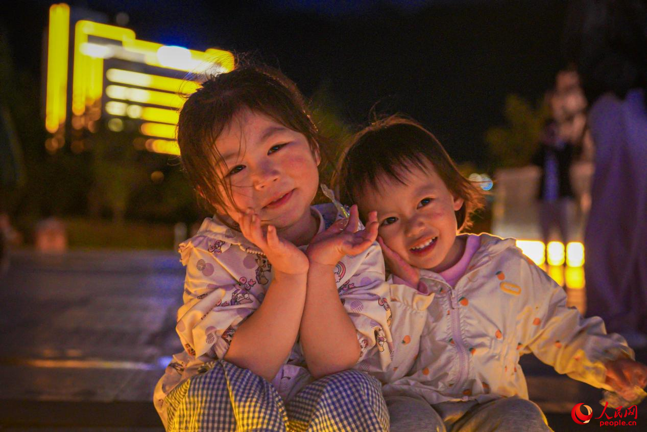 西藏林芝市民族團(tuán)結(jié)廣場上的兒童。人民網(wǎng)記者 趙晨攝