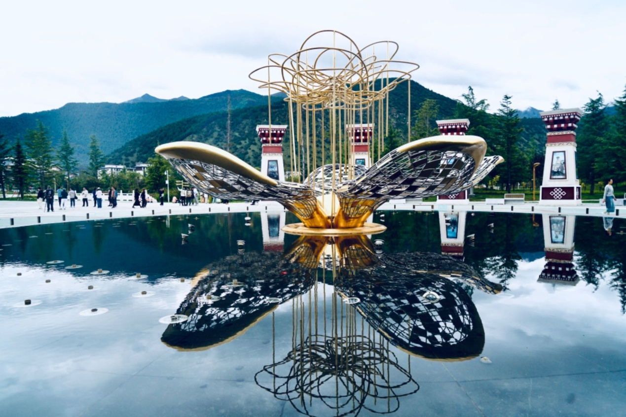 工布公園里的桃花主題雕塑——萬(wàn)樹(shù)桃花。人民網(wǎng)記者 益西康珠攝