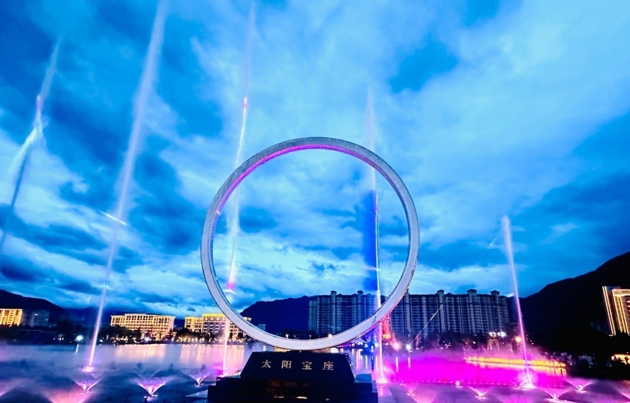 工布公園里的音樂(lè)水秀噴泉。人民網(wǎng)記者 益西康珠攝