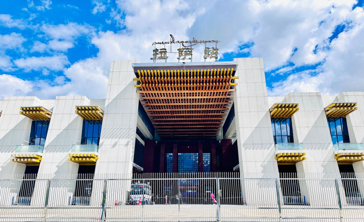拉薩火車站。人民網(wǎng)記者 益西康珠攝