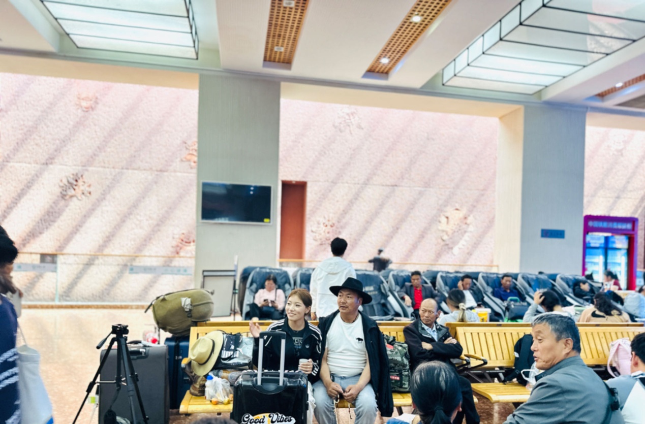 在拉薩火車站候車廳等候列車的乘客。人民網(wǎng)記者 益西康珠攝