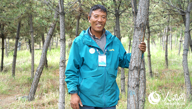 南山公園護(hù)林員扎西曲培。人民網(wǎng)記者 宋子節(jié)攝