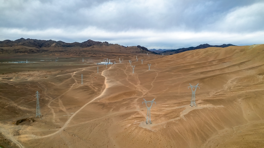 阿里地區(qū)首套電網(wǎng)側帶超容構網(wǎng)型SVG工程全景。趙清鵬攝