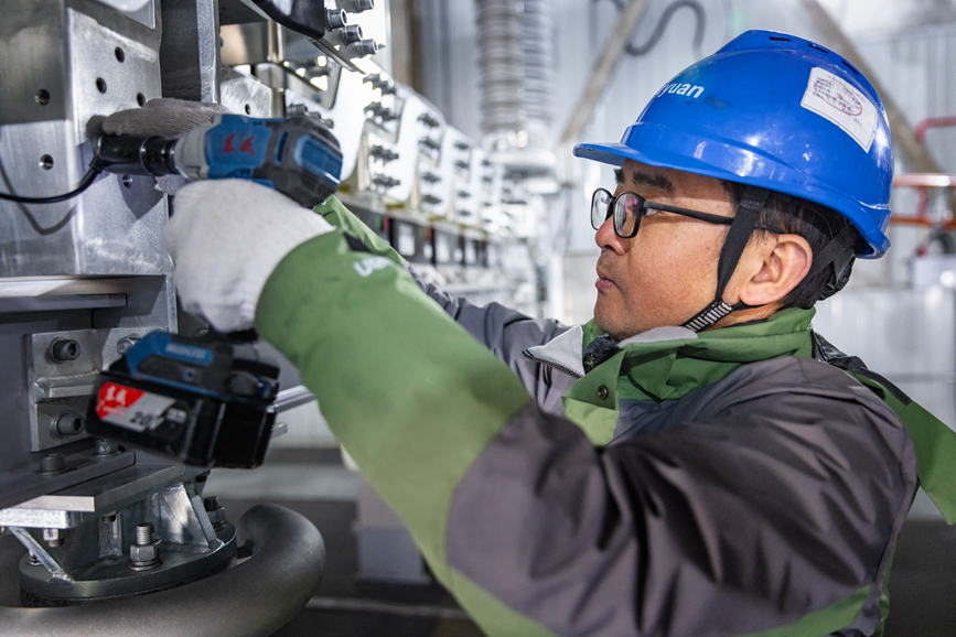 阿里地區(qū)首套電網(wǎng)側帶超容構網(wǎng)型SVG工程現(xiàn)場工作人員正在進行投運前螺栓緊固工作。趙清鵬攝