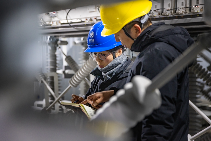 阿里地區(qū)首套電網(wǎng)側帶超容構網(wǎng)型SVG工程現(xiàn)場工作人員正在進行投運前設備位置檢查。趙清鵬攝