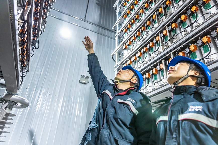 阿里地區(qū)首套電網(wǎng)側帶超容構網(wǎng)型SVG工程現(xiàn)場工作人員正在進行投運前設備狀態(tài)檢查。趙清鵬攝