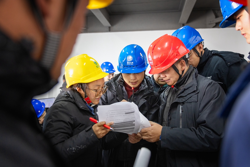 阿里地區(qū)首套電網(wǎng)側帶超容構網(wǎng)型SVG工程現(xiàn)場運維人員正在進行投運操作。趙清鵬攝