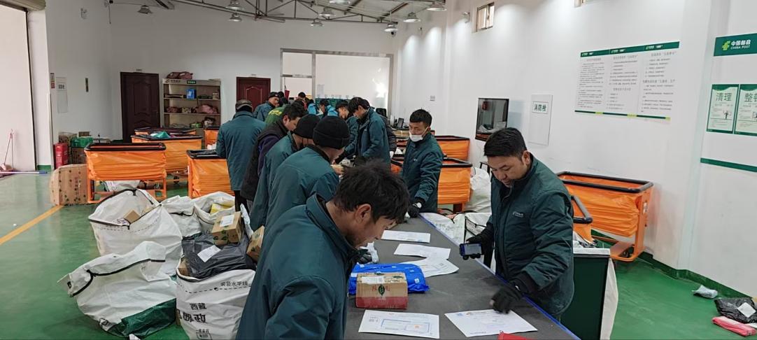 西藏拉薩城東營業(yè)部分揀員正在傳送帶分揀。旦增攝