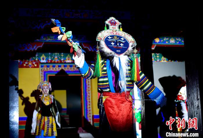 西藏拉薩:古建大院里上演傳統(tǒng)演藝服飾秀