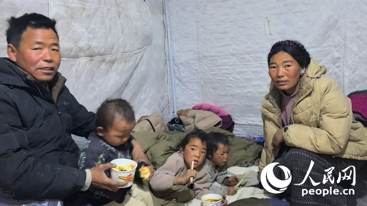 森嘎村村民扎西一家五口。人民網(wǎng)記者 吳雨仁攝