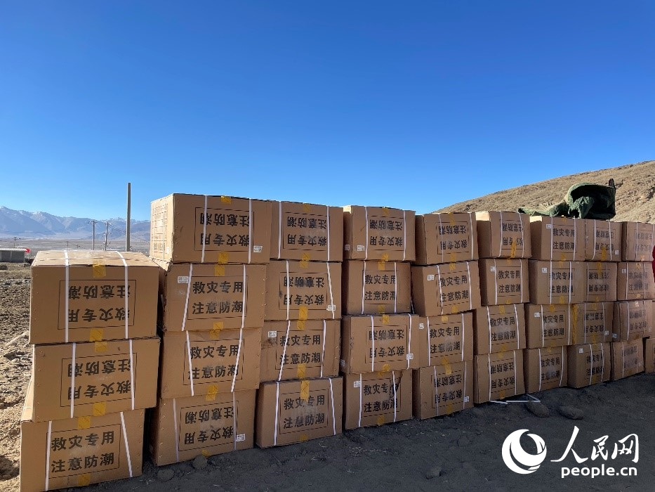 救災(zāi)物資抵達(dá)長所鄉(xiāng)古榮村。人民網(wǎng)記者 郝潔攝