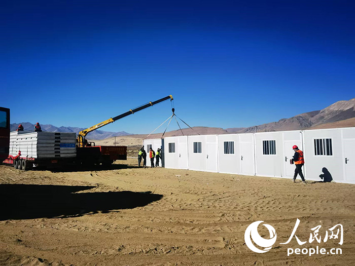 1月9日，在日喀則市定日縣長所鄉(xiāng)森嘎村安置點，工作人員抓緊搭建移動板房，確保受災群眾溫暖過冬。人民網(wǎng)記者 吳雨仁攝