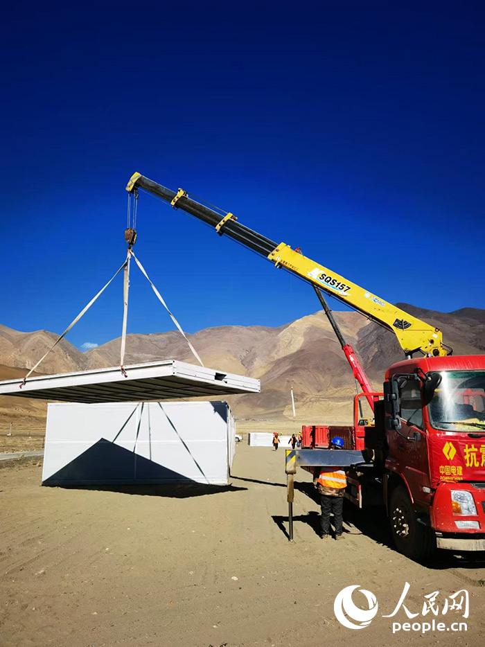 1月9日，日喀則市定日縣長所鄉(xiāng)森嘎村安置點正在吊裝板房。人民網(wǎng)記者 吳雨仁攝