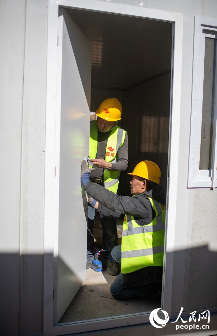 1月9日，在日喀則市定日縣長所鄉(xiāng)古榮村安置點，施工人員正在抓緊搭建移動板房，確保受災群眾溫暖過冬。人民網(wǎng)記者 翁奇羽攝