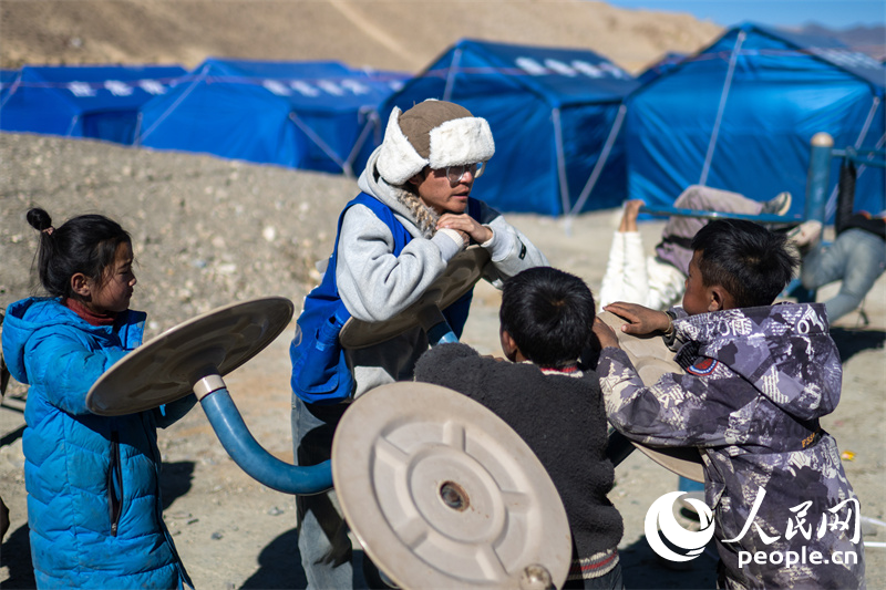 西藏星光社會工作服務(wù)中心社工久米旦增通過聊天談心，對孩子們進(jìn)行災(zāi)后心理疏導(dǎo)。人民網(wǎng)記者 翁奇羽攝