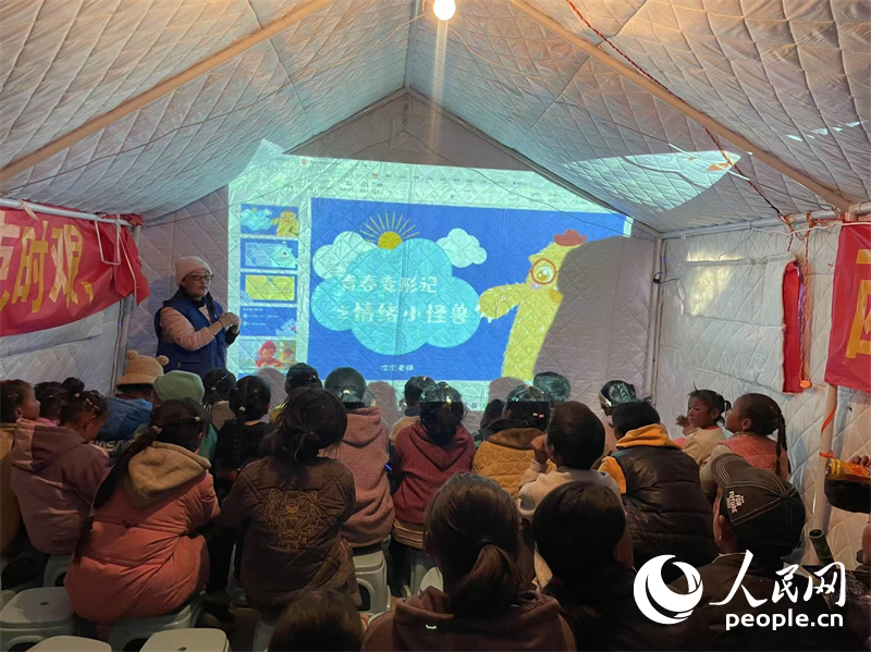 社工次旦拉姆以“青春變形記之情緒小怪獸”為主題給塘仁村孩子們講課。人民網(wǎng)記者 郝潔攝