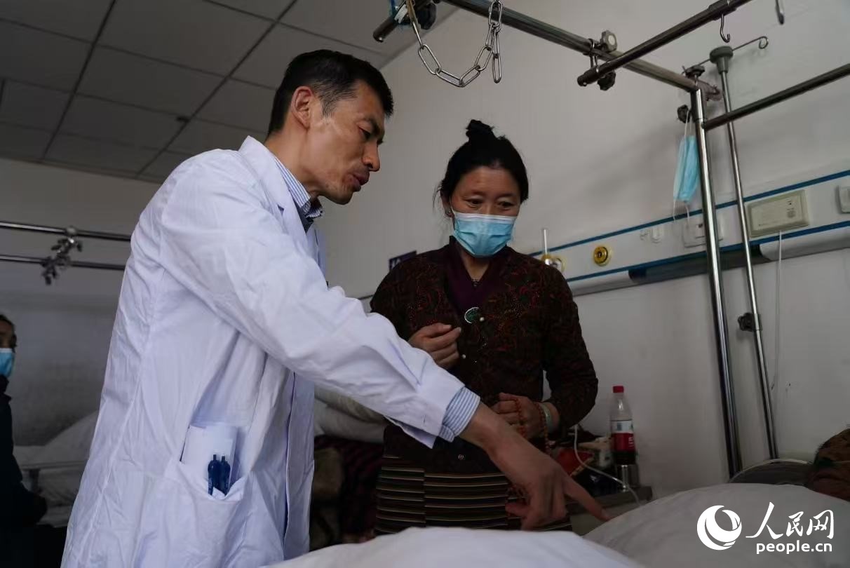 醫(yī)生在巡查。人民日?qǐng)?bào)記者 徐馭堯攝