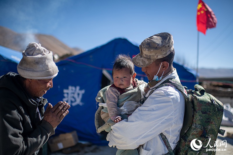 1月9日，在定日縣長(zhǎng)所鄉(xiāng)古榮村安置點(diǎn)，受災(zāi)群眾感謝西藏軍區(qū)陸軍某部隊(duì)衛(wèi)生員的醫(yī)療救治。人民網(wǎng)記者 翁奇羽攝