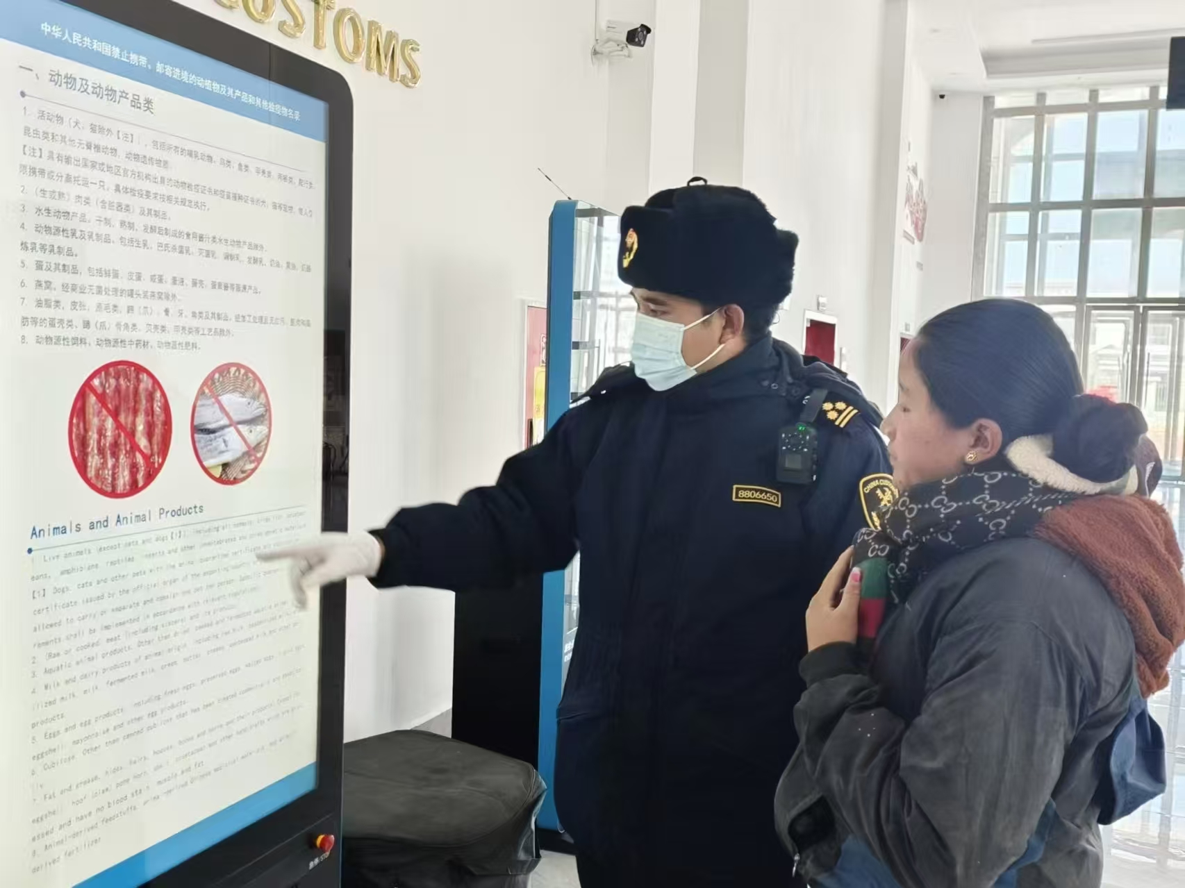 海關關員對入境邊民進行禁止攜帶、郵寄進境動植物及其產(chǎn)品解讀。次旺久美攝