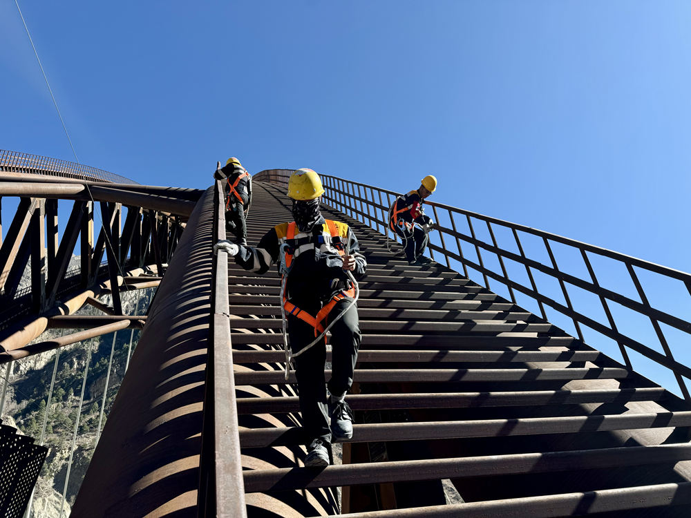 橋拱檢修。馬生明攝