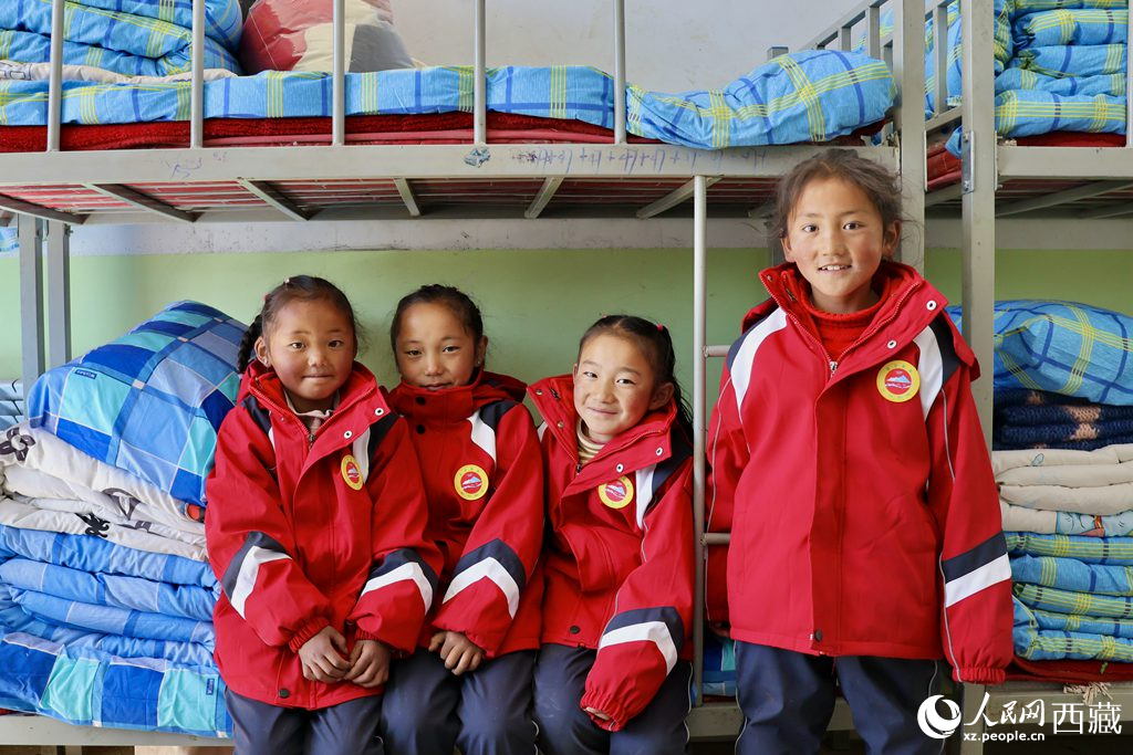 學(xué)生在定日縣第二小學(xué)分流安置點(diǎn)宿舍。人民日?qǐng)?bào)記者 鮮敢攝