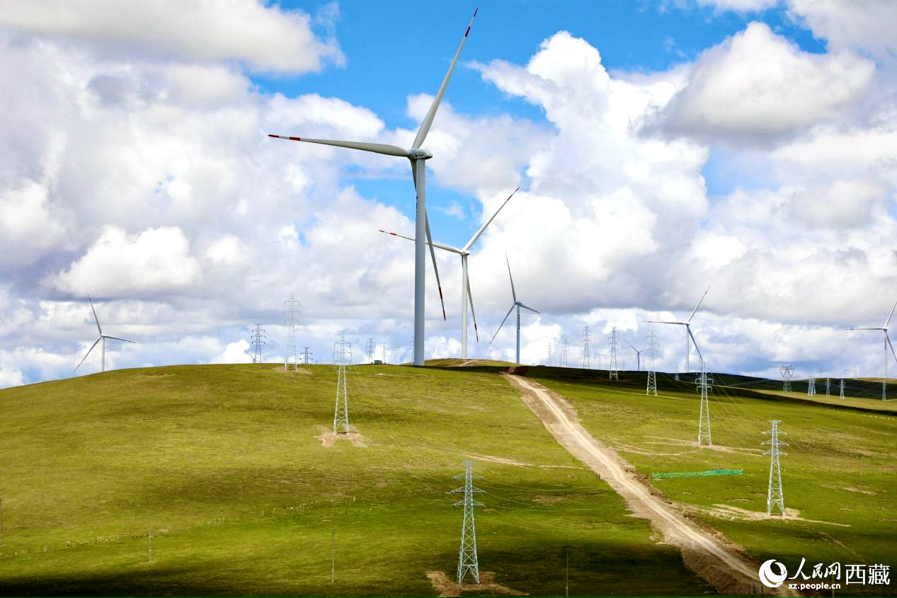 西藏那曲市色尼區(qū)的歐瑪亭嘎風(fēng)電場(chǎng)。