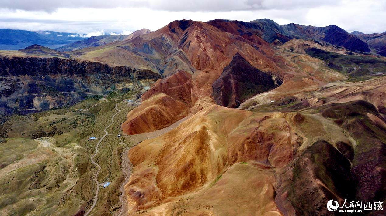 西藏阿里地區(qū)札達(dá)縣境內(nèi)的山丘，因大地礦石的緣故而變得色彩豐富，當(dāng)?shù)厝朔Q(chēng)之為“五彩山”。