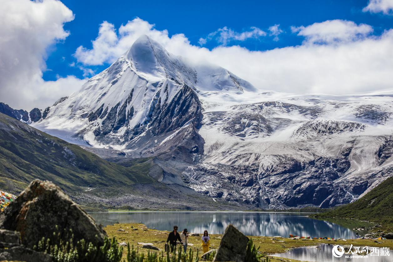 西藏那曲市比如縣的薩普雪山。