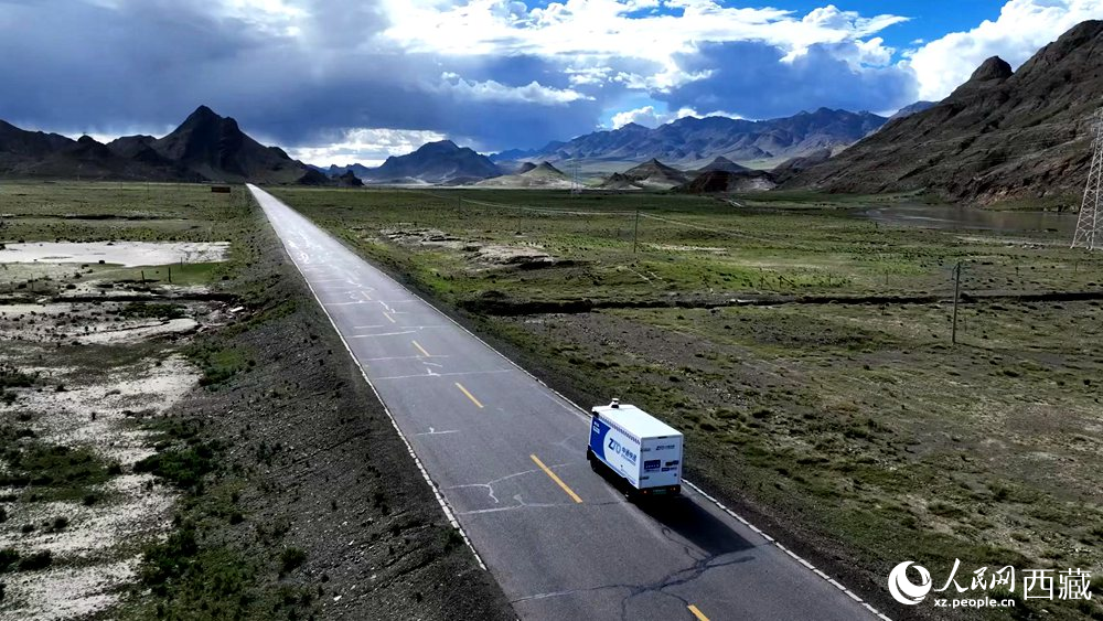 一輛無人快遞車正沿著定日縣通往扎果鄉(xiāng)的道路平穩(wěn)行駛。人民日報記者 鮮敢攝