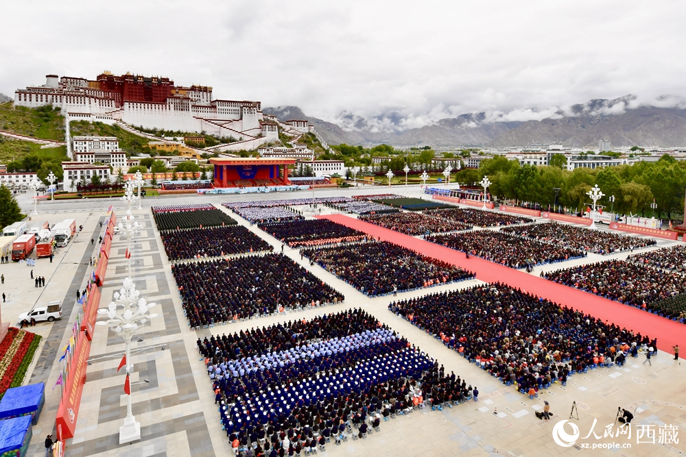熱烈慶祝西藏自治區(qū)成立60周年大會現(xiàn)場。索朗旺久攝