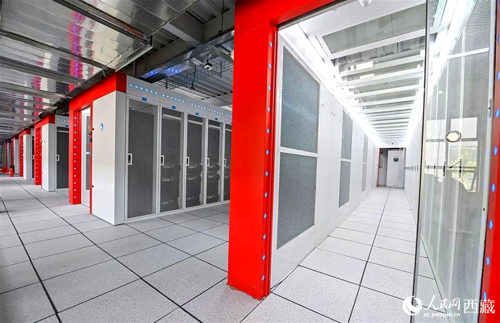 西藏“雅江1號”人工智能先進(jìn)計算中心機房。人民日報記者 鮮敢攝