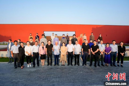 近40套藏式針織系列時裝亮相2022北京時裝周?！”本r裝周供圖