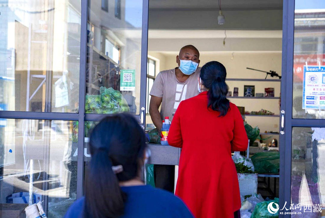 市民們有序排隊購買早餐。人民網(wǎng) 次仁羅布攝