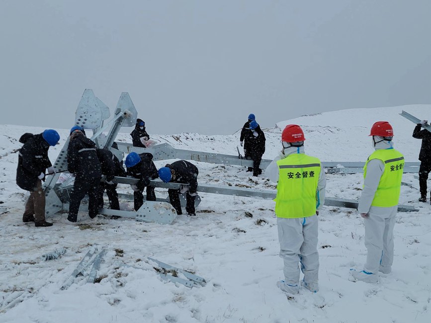 9月13日，電力施工人員正在對改造工器具進行清點和組裝。秦鐘攝