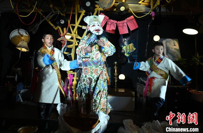 圖為由少兒表演的藏戲在公開(kāi)場(chǎng)合演出。資料圖 趙朗 攝