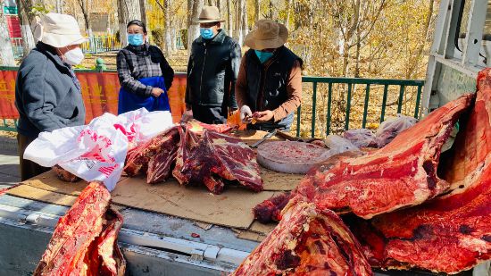 圖為市民正在買(mǎi)牛肉，本報(bào)記者 格桑倫珠攝(3737723)-20221201105107(1).jpg