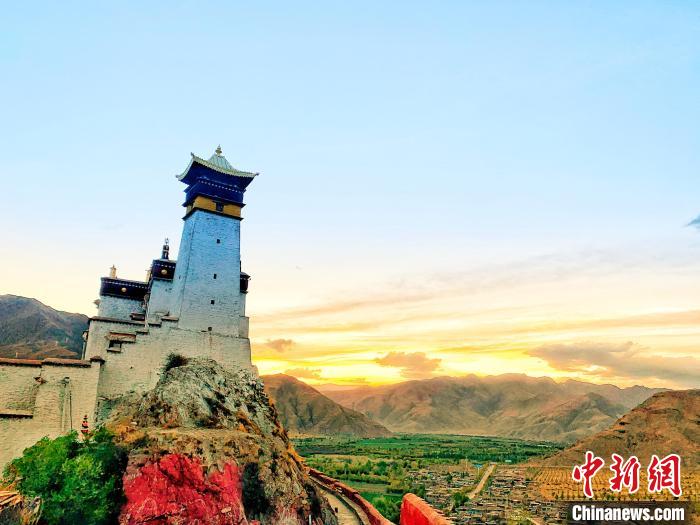 圖為西藏第一座宮殿——山南雍布拉康?！埼?攝