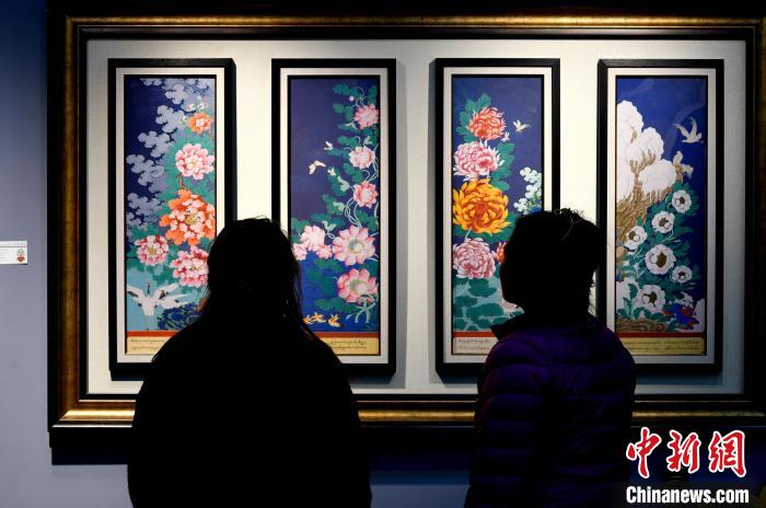 圖為5月16日，觀眾正在欣賞展覽中的新創(chuàng)唐卡作品?！±盍?攝