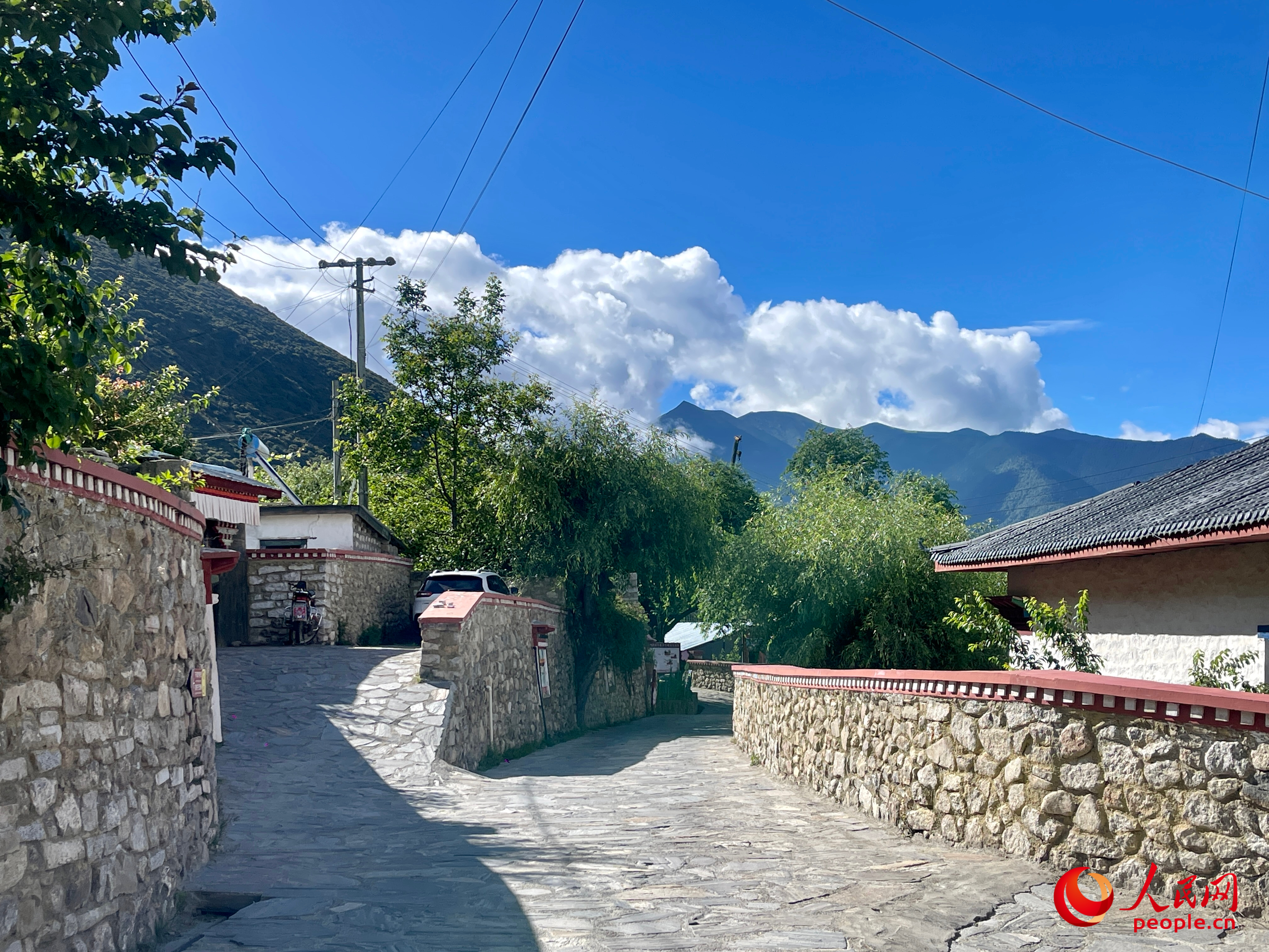 嘎拉村的村貌。人民網(wǎng) 周靜圓攝