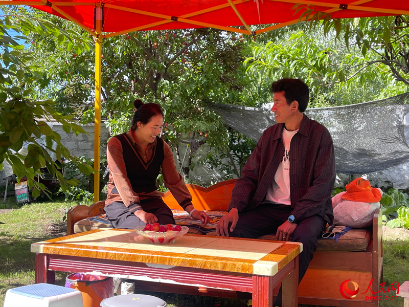 嘎拉村村民達瓦堅參和他的妻子。人民網(wǎng) 周靜圓攝