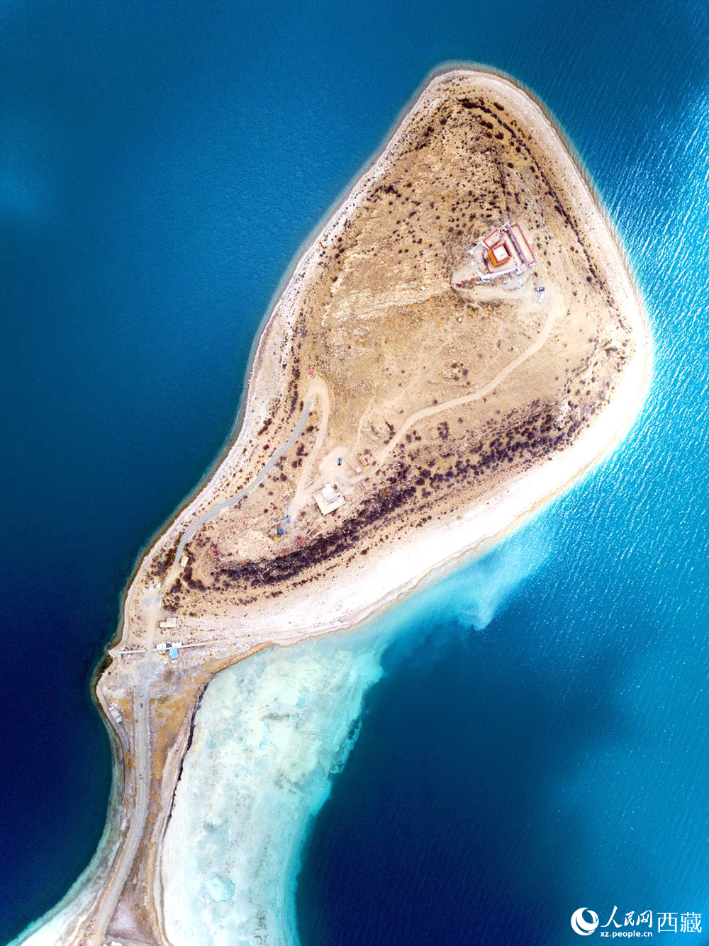 無人機視角下的西藏羊卓雍錯日托寺風光。人民網(wǎng)記者 次仁羅布攝