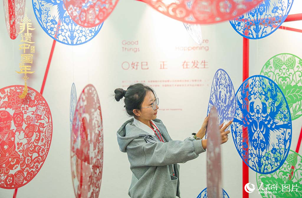 2025年1月30日，在山西太原舉辦的“年自萬物生”——2025山西非遺年俗藝術(shù)展上，由山西省級(jí)非遺代表性傳承人張永忠專門創(chuàng)作的剪紙藝術(shù)裝置吸引青年游客關(guān)注，上下映襯的“巳”字讓年文化煥發(fā)新的生機(jī)。人民網(wǎng)記者 王帆攝