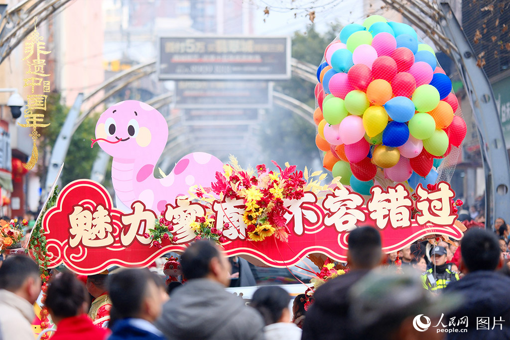 2025年1月29日，大年初一，云南省曲靖市麒麟?yún)^(qū)舉行“千人舞麒麟”活動(dòng)，耍龍舞獅過大年，現(xiàn)場(chǎng)人山人海，熱鬧非凡。人民網(wǎng) 莊志斌攝