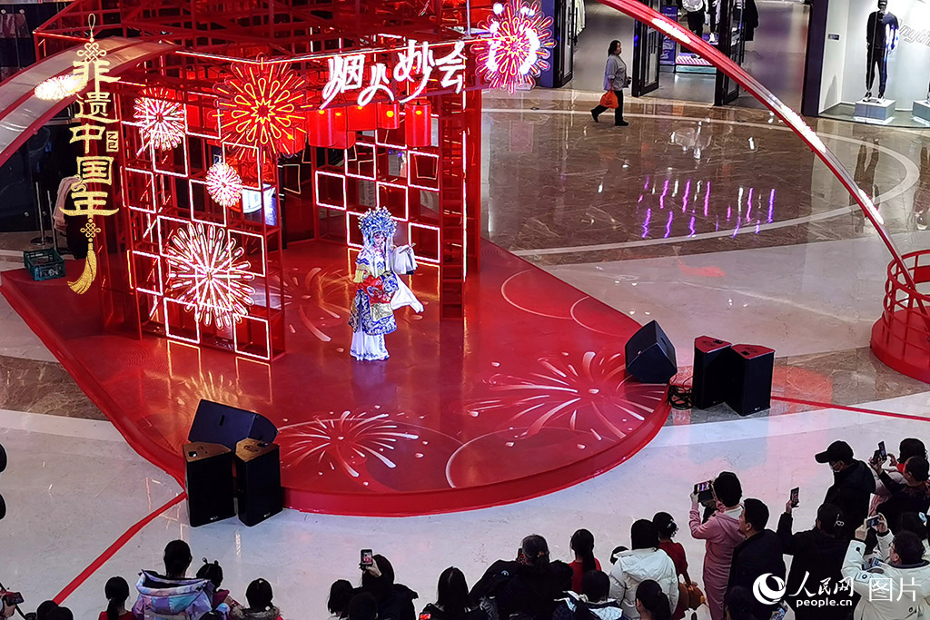 2025年1月29日，大年初一，吉林省京劇團(tuán)亮相長(zhǎng)春“煙火妙會(huì)”，演員們用的精湛技藝，為市民呈上一場(chǎng)韻味悠長(zhǎng)的視聽盛宴，一招一式盡顯京劇魅力。現(xiàn)場(chǎng)還進(jìn)行了京劇知識(shí)科普，讓傳統(tǒng)文化在互動(dòng)中 “活” 起來，為新春佳節(jié)增添了一抹濃厚的文化底色 。人民網(wǎng)記者 王帝元攝