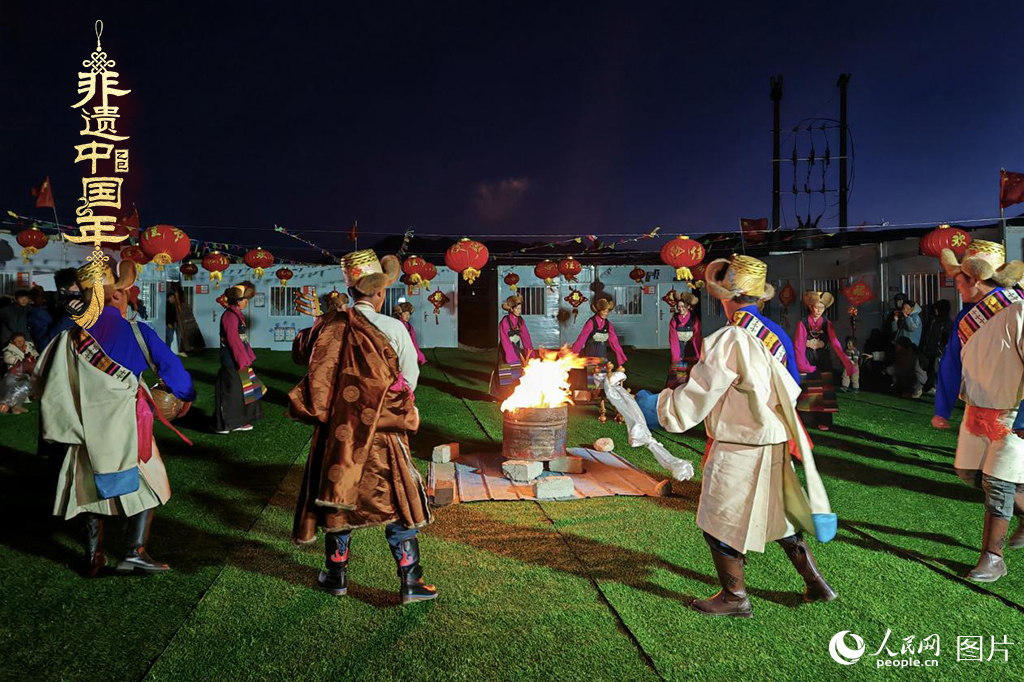 2025年1月28日，西藏自治區(qū)日喀則市定日縣尼轄鄉(xiāng)轄措村升起篝火，跳起鍋莊，迎接新年的到來。（鍋莊舞，又稱為“果卓”、“歌莊”、“卓”等，藏語意為圓圈歌舞，是藏族三大民間舞蹈之一。2006年5月20日，鍋莊舞經(jīng)中華人民共和國(guó)國(guó)務(wù)院批準(zhǔn)列入第一批國(guó)家級(jí)非物質(zhì)文化遺產(chǎn)名錄）人民網(wǎng)記者 次仁羅布攝