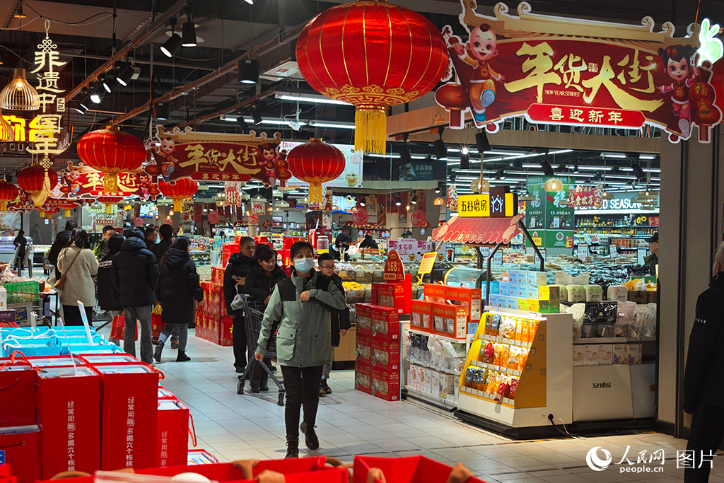 2025年1月28日，在河北省三河市的一家超市，市民們正在采購(gòu)年貨。人民網(wǎng)記者 翁奇羽攝